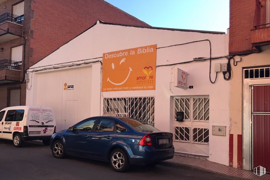 Nave en alquiler y venta en Calle General Yagüe, 4, Fuensalida, Toledo, 45510 con coche, rueda, camioneta, neumático, luz de estacionamiento automotriz, vehículo terrestre, vehículo, luz trasera y de freno automotriz, ventana y cielo alrededor