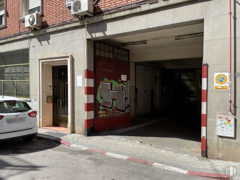 Nave en alquiler en Calle Sierra de Los Filabres, Puente de Vallecas, Madrid, 28038 con coche, puerta, placa de matrícula del vehículo, propiedad, ventana, vehículo, infraestructura, iluminación automotriz, luz trasera y de freno automotriz y edificio alrededor