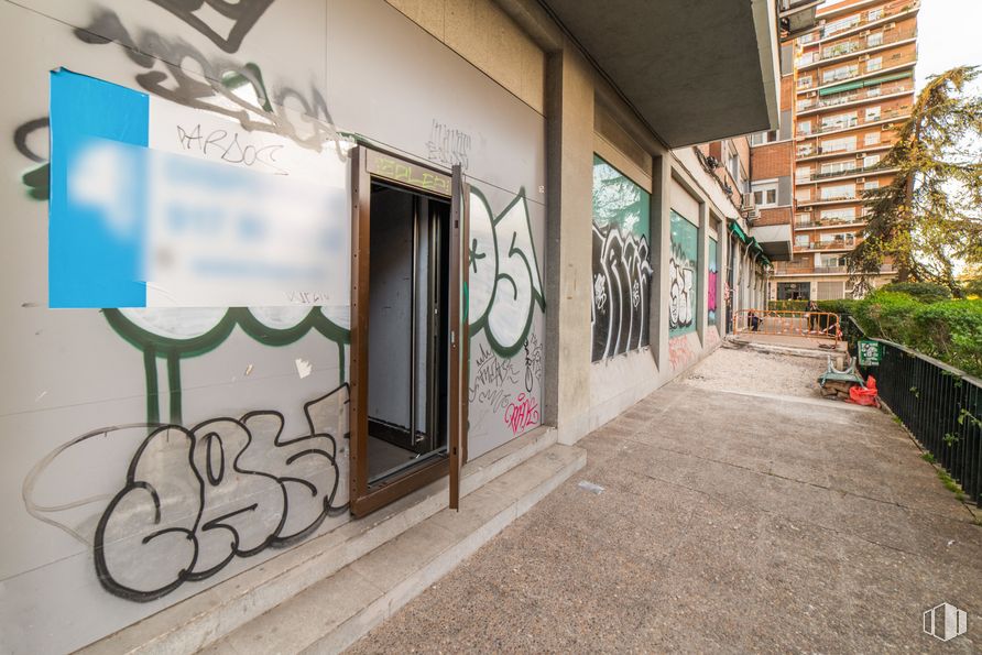 Local en venta en Paseo Santa María de la Cabeza, 85, Arganzuela, Madrid, 28019 con edificio, puerta, durante el día, planta, arquitectura, casa, barrio, arte, graffiti y fuente alrededor