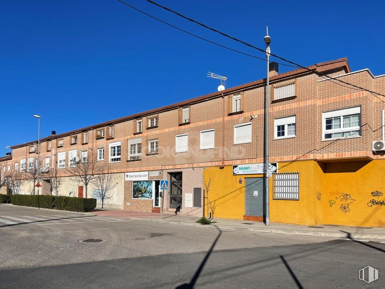 Local en venta en Avenida Circunvalación, Daganzo de Arriba, Madrid, 28814 con ventana, edificio, cielo, luz de la calle, puerta, superficie de carretera, asfalto, área residencial, casa y ladrillo alrededor