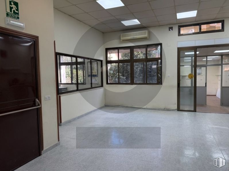 Retail for rent at Calle Benerisa, 17, Moncloa - Aravaca, Madrid, 28023 with window, door, floor, flooring, glass, shade, home door, daylighting, transparency and tile flooring around