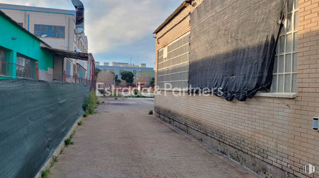 Nave en alquiler y venta en Calle Cámara de la Industria, Móstoles, Madrid, 28938 con ventana, casa, edificio, cielo, nube, superficie de la carretera, asfalto, ladrillo, barrio y diseño urbano alrededor