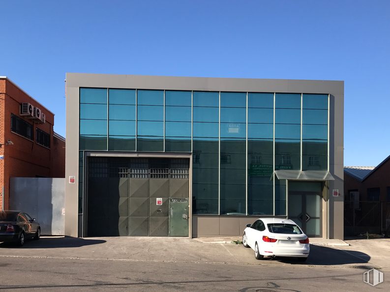 Nave en venta en Polígono Industrial Los Gallegos, Fuenlabrada, Madrid, 28946 con coche, edificio, luz de estacionamiento automotriz, rueda, neumático, vehículo terrestre, cielo, vehículo, propiedad y diseño automotriz alrededor