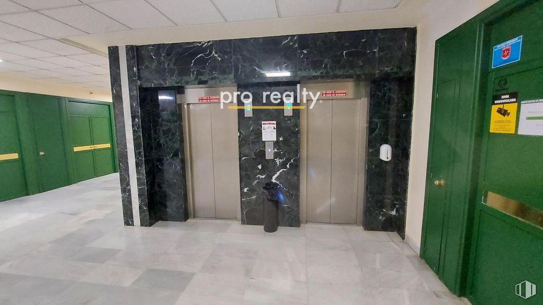 Office for sale at Calle Chile, Las Rozas de Madrid, Madrid, 28290 with door, flooring, floor, transparency, tile flooring, tile and cleanliness around