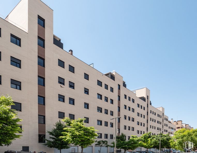 Local en venta en Célere Austral. Calle Unicornio, Móstoles, Madrid, 28938 con cielo, edificio, día, propiedad, ventana, árbol, arquitectura, diseño urbano, bloque de torre y barrio alrededor