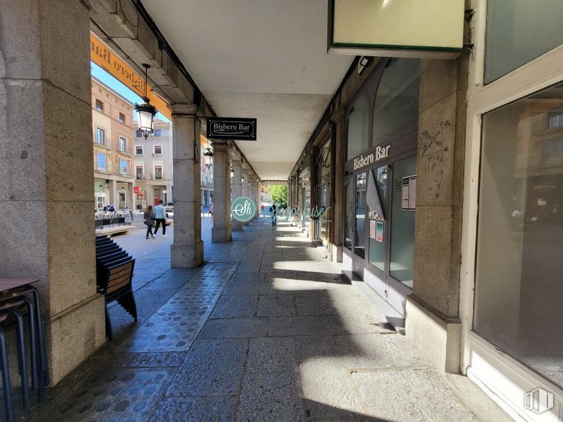 Retail for rent at Avenida Acueducto, Segovia, 40001 with road surface, flooring, floor, street, sidewalk, door, composite material, concrete, shade and tile around