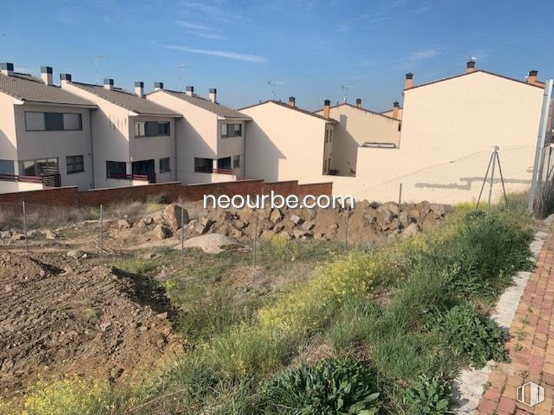 Suelo en venta en Calle Reino Unido, Ávila, 05004 con cielo, planta, propiedad, edificio, comunidad vegetal, ecorregión, ventana, entorno natural, casa y lote de terreno alrededor