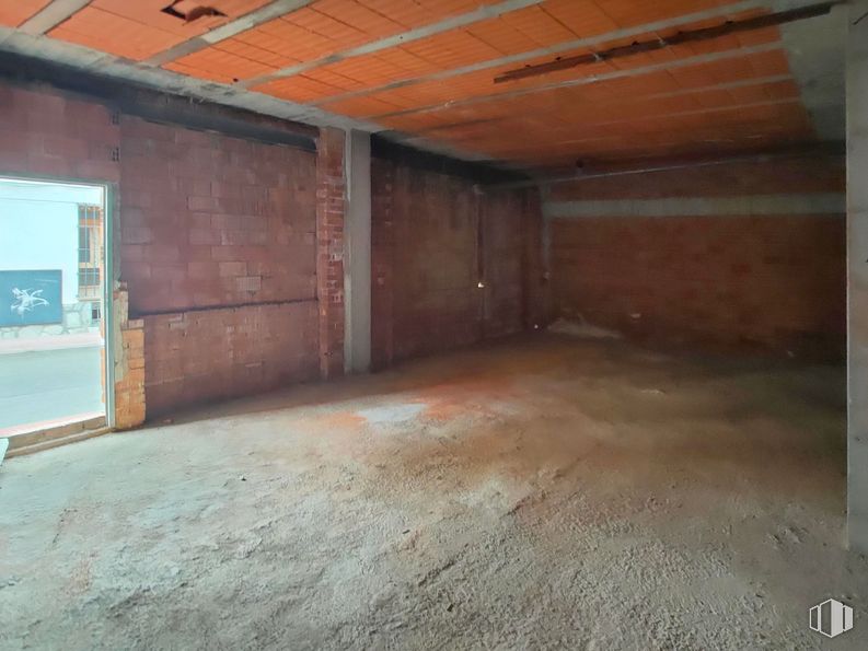 Retail for sale at Calle Carreteros, 9, Loeches, Madrid, 28890 with door, wood, flooring, floor, brickwork, building material, wood stain, hall, fixture and composite material around