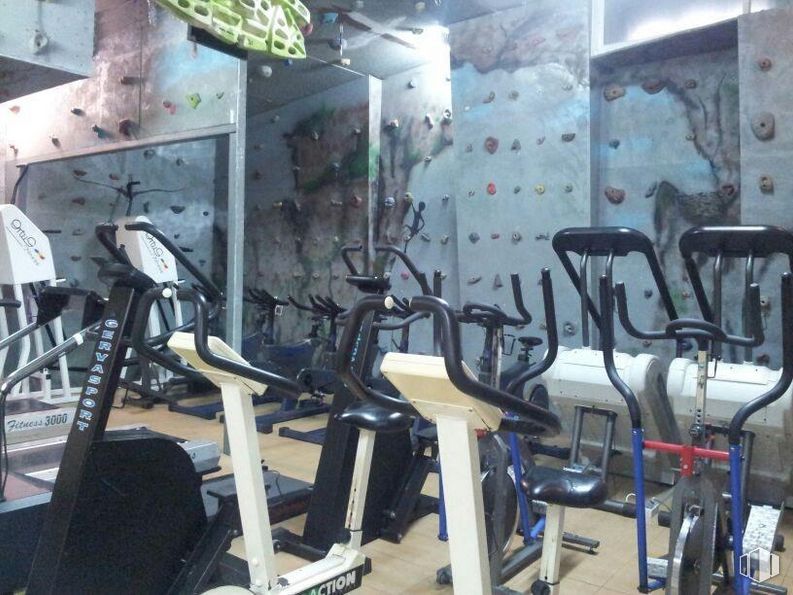 Retail for sale at Zona Barrio de San Lorenzo, Segovia, 40003 with stationary bicycle, exercise machine, architecture, gym, exercise equipment, automotive design, bench, exercise, gas and art around