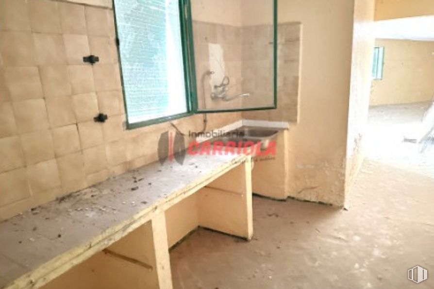 Retail for sale at Paseo Canaleja, La Torre de Esteban Hambrán, Toledo, 45920 with window, countertop, property, wood, interior design, flooring, floor, hardwood, wood stain and gas around