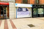 Retail for sale at Glorieta Ruiz Jiménez, 5, Chamberí, Madrid, 28015 with chair, road surface, building, line, window, sidewalk, flooring, city, road and facade around