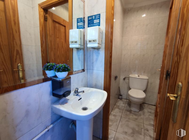 Local en venta en Calle Ministro Fernandez Ordoñez, 2, Alcorcón, Madrid, 28924 con fregadero, inodoro, propiedad, fotografía, accesorio de fontanería, grifo, edificio, morado, lavabo de baño y baño alrededor