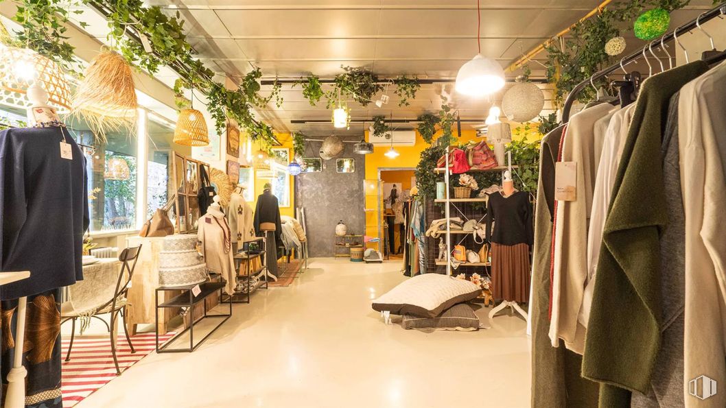 Retail for rent at Avenida de Nazaret, 10, Retiro, Madrid, 28009 with outerwear, clothing, chair, lighting, person, top, retail, flowerpot, houseplant and boutique around