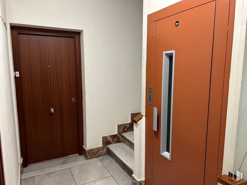 Oficina en alquiler en Calle Ríos Rosas, 36, Chamberí, Madrid, 28003 con puerta, producto, accesorio, madera, edificio, puerta de casa, tinte para madera, suelo, madera dura y suelos alrededor