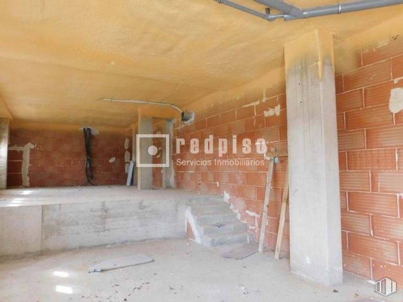 Retail for rent at Zona Butarque, Villaverde, Madrid, 28021 with fixture, floor, flooring, wood, building material, building, composite material, real estate, ceiling and brick around