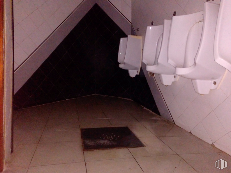 Retail for sale at Calle Capitán Cortés, 3, Cantalejo, Segovia, 40320 with toilet, property, plumbing fixture, toilet seat, bathroom, flooring, floor, wall, fixture and paper towel holder around