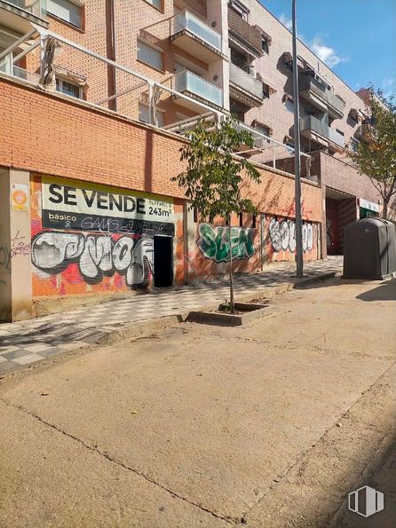 Retail for sale at Zona centro, Cuenca, 16004 with wall, neighbourhood, town, architecture, facade, public space, street, urban design, human settlement and sidewalk around