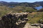 Land for sale at AV-P-308, Peguerinos, Ávila, 05239 with animal, hat, sky, mountain, plant, plant community, natural landscape, bedrock, water and terrain around