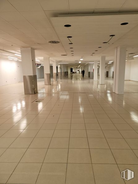 Retail for sale at Calle Don Quijote de la Mancha, Villarejo de Salvanés, Madrid, 28590 with fixture, tile flooring, flooring, floor, material property, hall, ceiling, composite material, building and symmetry around