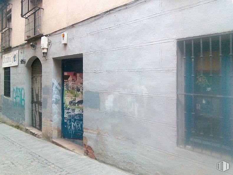 Retail for rent at Calle Escuderos, 20, Segovia, 40003 with window, building, paint, road surface, house, art, facade, tints and shades, brick and asphalt around