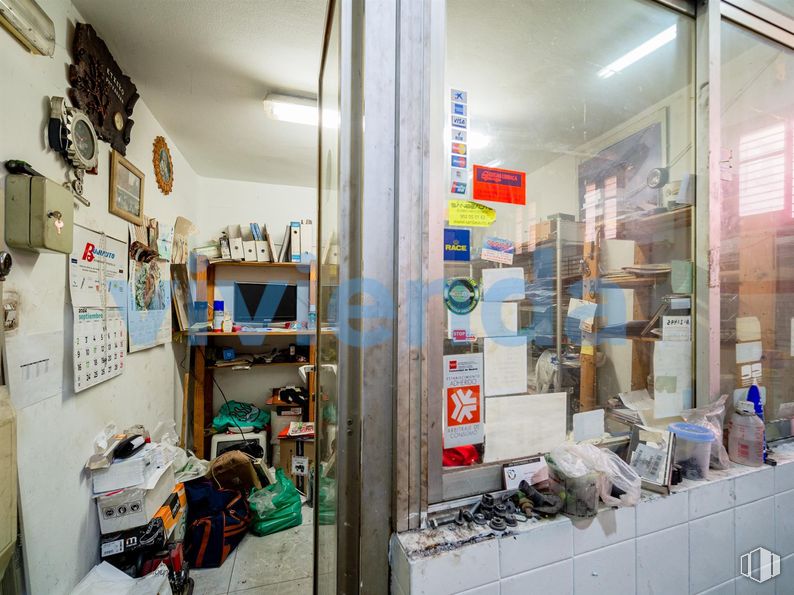 Local en venta en Calle Virgen de Nuria, Ciudad Lineal, Madrid, 28027 con bolsa, estante, interiorismo, estantería, suelo, venta al por menor, servicio, edificio, suelos y comercio alrededor