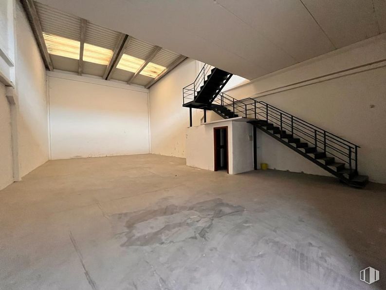 Industrial for sale at Zona Industrial Estación Meco, Meco, Madrid, 28880 with wood, architecture, fixture, floor, hall, flooring, building, ceiling, composite material and concrete around