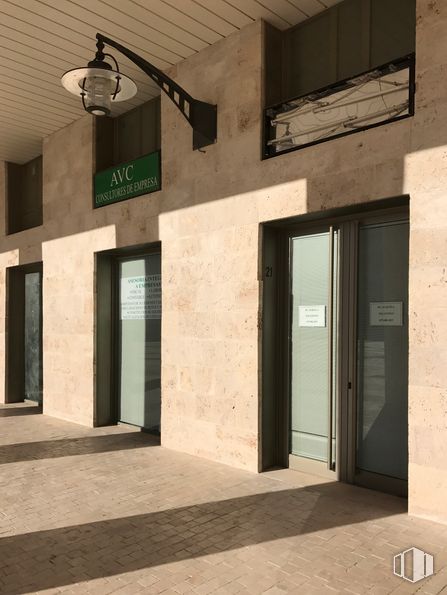 Retail for sale & for rent at Plaza Nueva de Noblejas, Noblejas, Toledo, 45350 with lighting, door, building, shade, interior design, fixture, wood, flooring, facade and tints and shades around