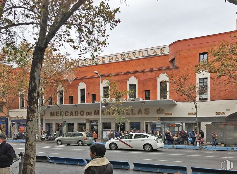 Local en venta en Calle Bravo Murillo, 122, Tetuán, Madrid, 28020 con persona, coche, edificio, ropa, rueda, cielo, vehículo terrestre, neumático, ventana y planta alrededor