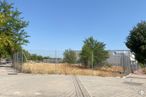 Land for sale at Calle La Acebeda, 45, Villaverde, Madrid, 28021 with sky, plant, tree, road surface, asphalt, fence, land lot, wire fencing, thoroughfare and facade around