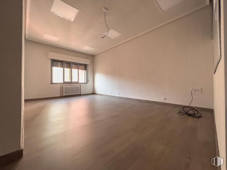 Oficina en alquiler y venta en Plaza Claudio Sánchez Albornoz, Ávila, 05001 con ventana, alumbrado, accesorio, madera, pasillo, piso, suelo, edificio, madera y tintes y sombras alrededor