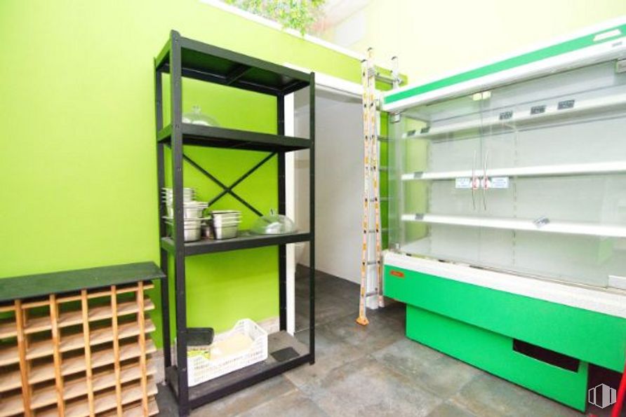 Retail for sale at Calle Carretas, 5, Villanueva de la Cañada, Madrid, 28691 with furniture, green, shelf, shelving, fixture, gas, machine, flooring, engineering and metal around