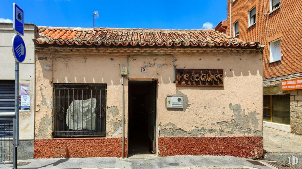 Land for sale at Avenidas Rey Juan Carlos I, 10, Robledo de Chavela, Madrid, 28294 with window, sky, azure, wood, plant, neighbourhood, fixture, door, building and facade around