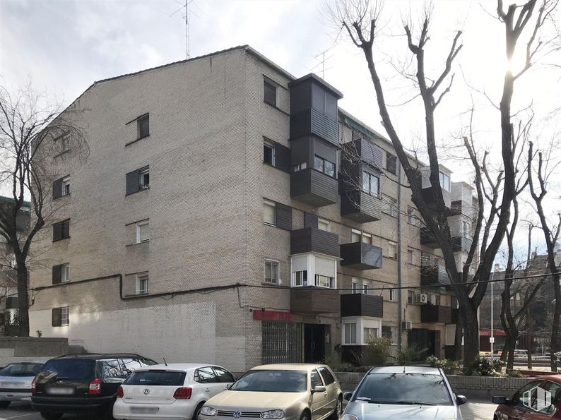 Local en venta en Plaza Platón, Ciudad Lineal, Madrid, 28027 con coche, edificio, luz de estacionamiento, vehículo terrestre, vehículo, rueda, cielo, neumático, ventana y matrícula del vehículo alrededor