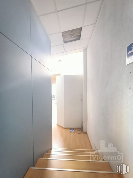 Oficina en alquiler en Calle Enmedio, Torrejón de Ardoz, Madrid, 28850 con armario, accesorio, edificio, madera, suelos, suelo, techo, hall, sombra y casa alrededor