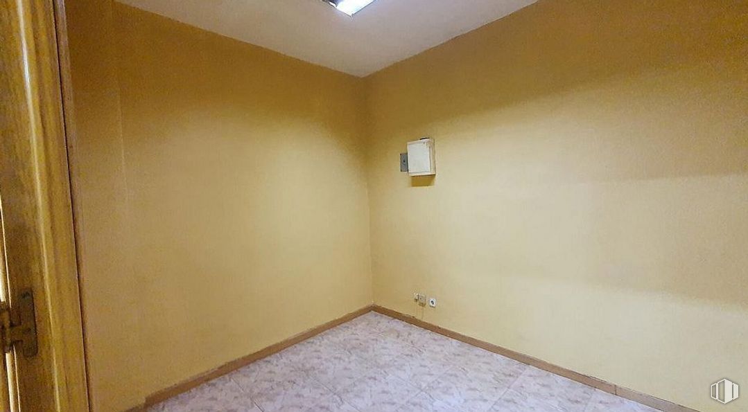 Local en venta en La Avanzada - La Cueva, Fuenlabrada, Madrid, 28945 con accesorio, edificio, madera, pintura, suelo, piso, puerta, tinte para madera, casa y madera alrededor