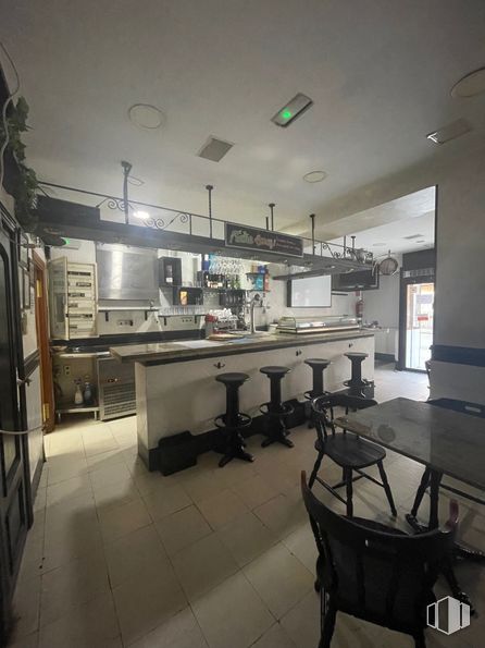 Local en alquiler y venta en Calle Real de Arganda, Villa de Vallecas, Madrid, 28031 con silla, mesa, taburete, mueble, mesa de cocina y comedor, puerta, interiorismo, suelos, alumbrado y techo alrededor