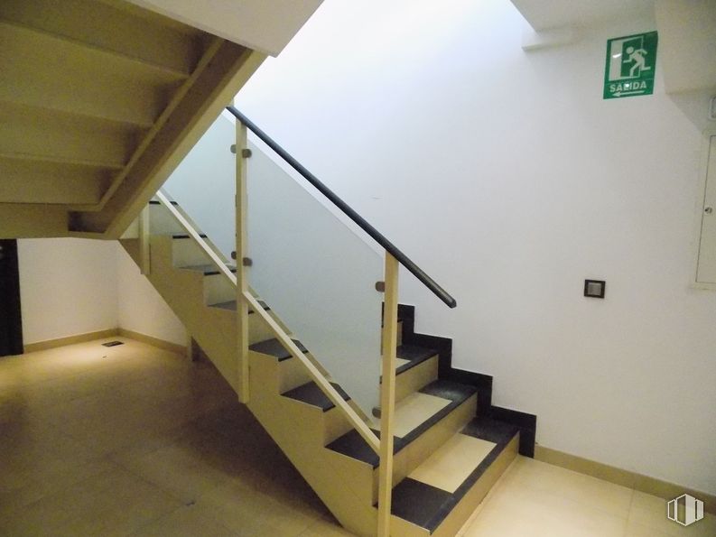 Retail for rent at Plaza Encuentro, 3, Moratalaz, Madrid, 28030 with stairs, wood, handrail, flooring, interior design, floor, baluster, metal, wood stain and building material around