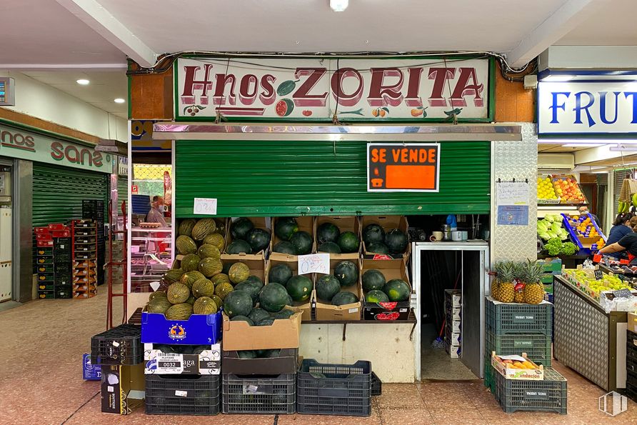 Retail for sale at Calle Cifuentes, 43, Guadalajara, 19003 with packaged goods, food, building, tire, retail, natural foods, convenience store, market, whole food and trade around