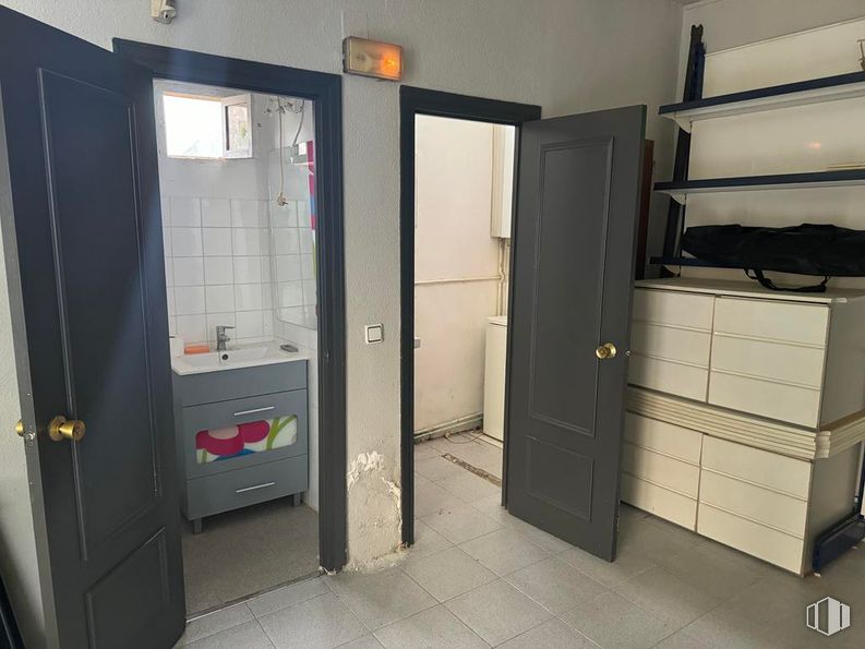 Retail for sale at Avenida Madrid, Buitrago del Lozoya, Madrid, 28730 with door, cabinetry, fixture, building, floor, house, gas, machine, handle and major appliance around