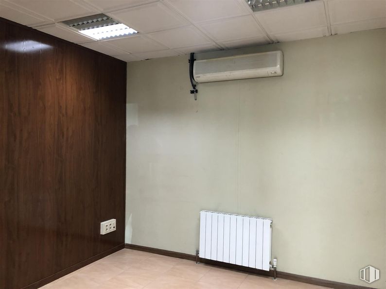 Industrial for sale at San Crispín - La Estación Consorcio, Colmenar Viejo, Madrid, 28770 with light fixture, wall, flooring, floor, wood, ceiling, interior design, room, wood stain and hardwood around