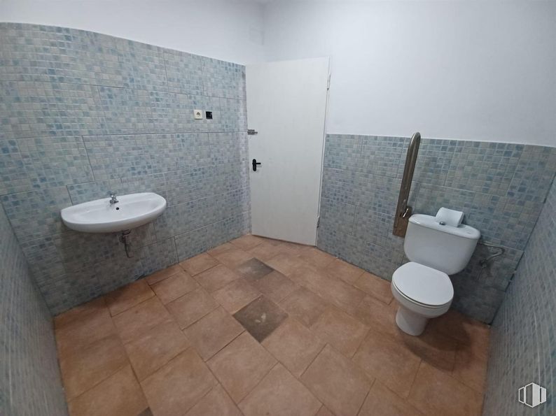 Retail for rent at Zona centro, Villafranca de los Caballeros, Toledo, 45730 with toilet, sink, plumbing fixture, property, bathroom, purple, bathroom sink, wood, interior design and floor around