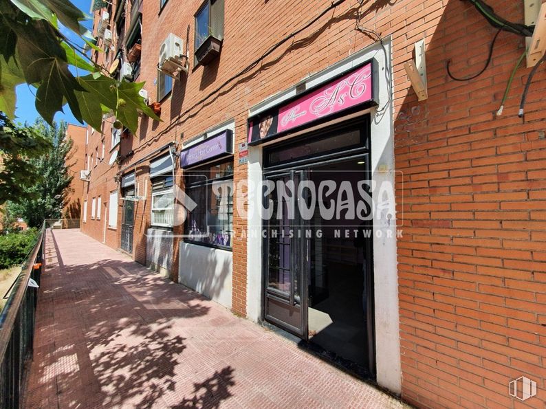 Retail for rent at Zona Soto, Móstoles, Madrid, 28047 with door, building, property, plant, window, brick, road surface, wall, wood and neighbourhood around