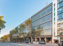 Office for rent at La Matriz, Calle Ríos Rosas, 26, Chamberí, Madrid, 28003 with building, sky, wheel, car, infrastructure, tree, urban design, vehicle, condominium and neighbourhood around