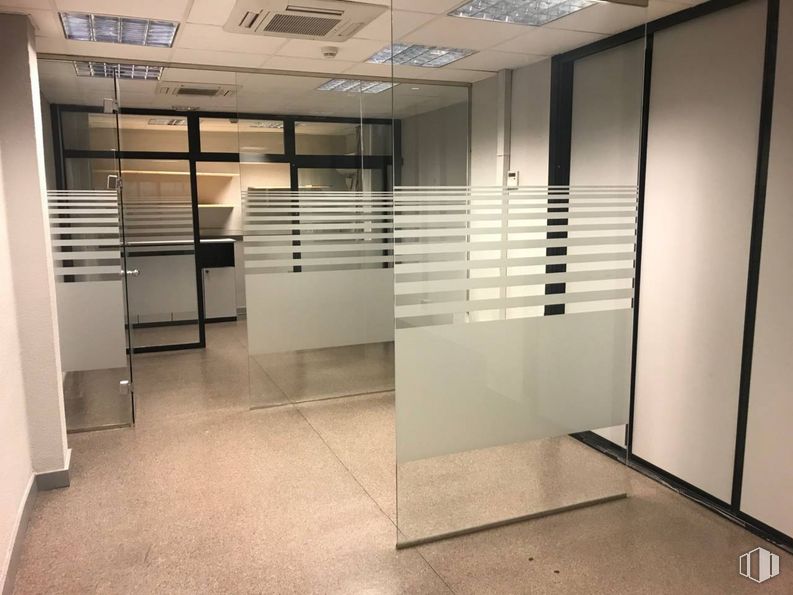 Oficina en alquiler y venta en Calle José Abascal, Chamberí, Madrid, 28003 con edificio, accesorio, diseño automotriz, gafas, exterior automotriz, suelo, piso, madera, techo y vidrio alrededor