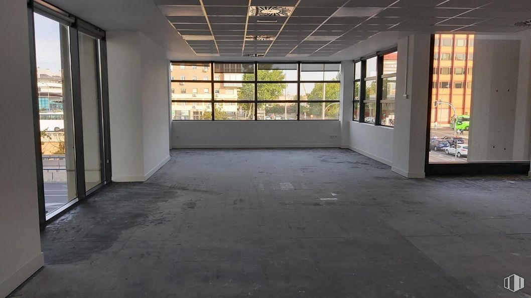 Office for rent at Edificio Castellana Hall, Paseo Castellana, 257, Fuencarral - El Pardo, Madrid, 28046 with window, fixture, hall, floor, flooring, ceiling, glass, shade, facade and city around