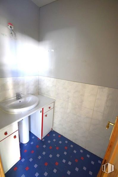 Nave en alquiler en Calle Cabo Rufino Lázaro, Las Rozas de Madrid, Madrid, 28230 con fregadero, mueble de baño, grifo, propiedad, lavabo, accesorios de fontanería, cuarto de baño, fluido, madera y suelos alrededor