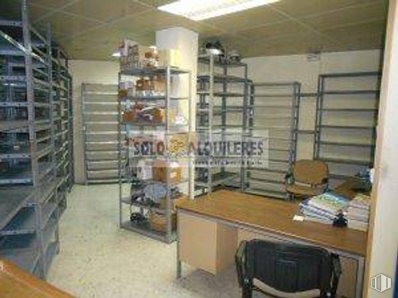 Local en alquiler y venta en Canillas, Chamartín, Madrid, 28002 con escritorio, silla, mueble, equipaje y bolsos, propiedad, estante, edificio, estantería, madera y interiorismo alrededor