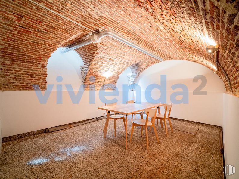 Local en venta en Calle San Simón, Centro, Madrid, 28012 con silla, mesa de cocina y comedor, mesa, decoración, naranja, madera, interiorismo, suelo, suelos y inmobiliario alrededor