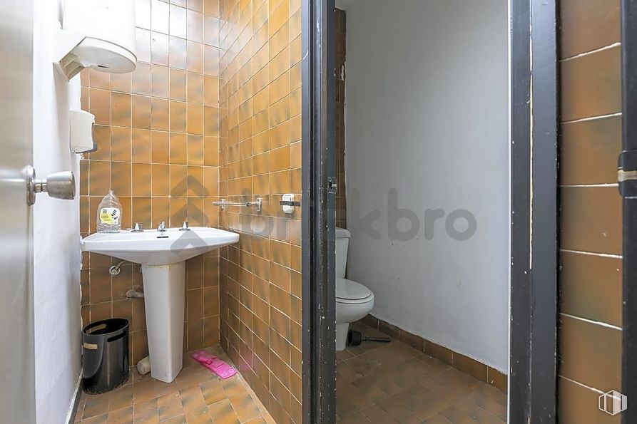 Local en alquiler y venta en Calle Jaén, 8, Tetuán, Madrid, 28020 con inodoro, fregadero, espejo, grifo, lavabo, accesorios de fontanería, edificio, cuarto de baño, accesorio y suelo alrededor