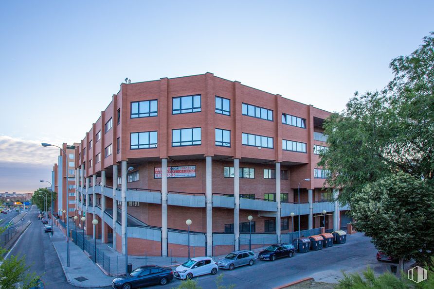 Nave en alquiler y venta en Calle San Máximo, 31, Usera, Madrid, 28041 con edificio, cielo, ventana, azul, rueda, neumático, árbol, bloque de pisos, coche y condominio alrededor